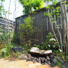 彩葉苑が横浜市で庭づくりしたアンティークレンガと枕木のテラスのある庭モダン和風な庭にバードバスがあり、鳥たちが遊びに来る。